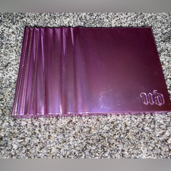 Urban decay “beauty with an edge” eye shadow palette and brushes - Picture 3 of 7